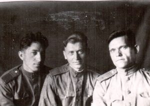 Владимир Куклев (крайний слева) вместе с боевыми товарищами. Фото из личного архива