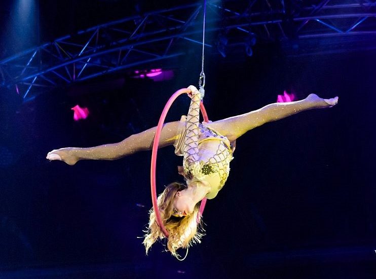 Артистка Большого Московского цирка Ксения Елкина выступает нашоу «OFU. Приземление». Фото взято из личного архива