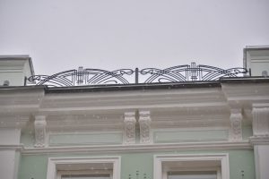 Реставраторы восстановили по фотографиям и документам декоративный решетчатый парапет на крыше. Фото: Фото: Анна Малакмадзе, «Вечерняя Москвы»