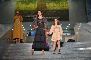 Полина Скворцова и Вероника Свиридова (слева направо) представили коллекцию «Русский стиль». Фото: Анна Малакмадзе, «Вечерняя Москва»