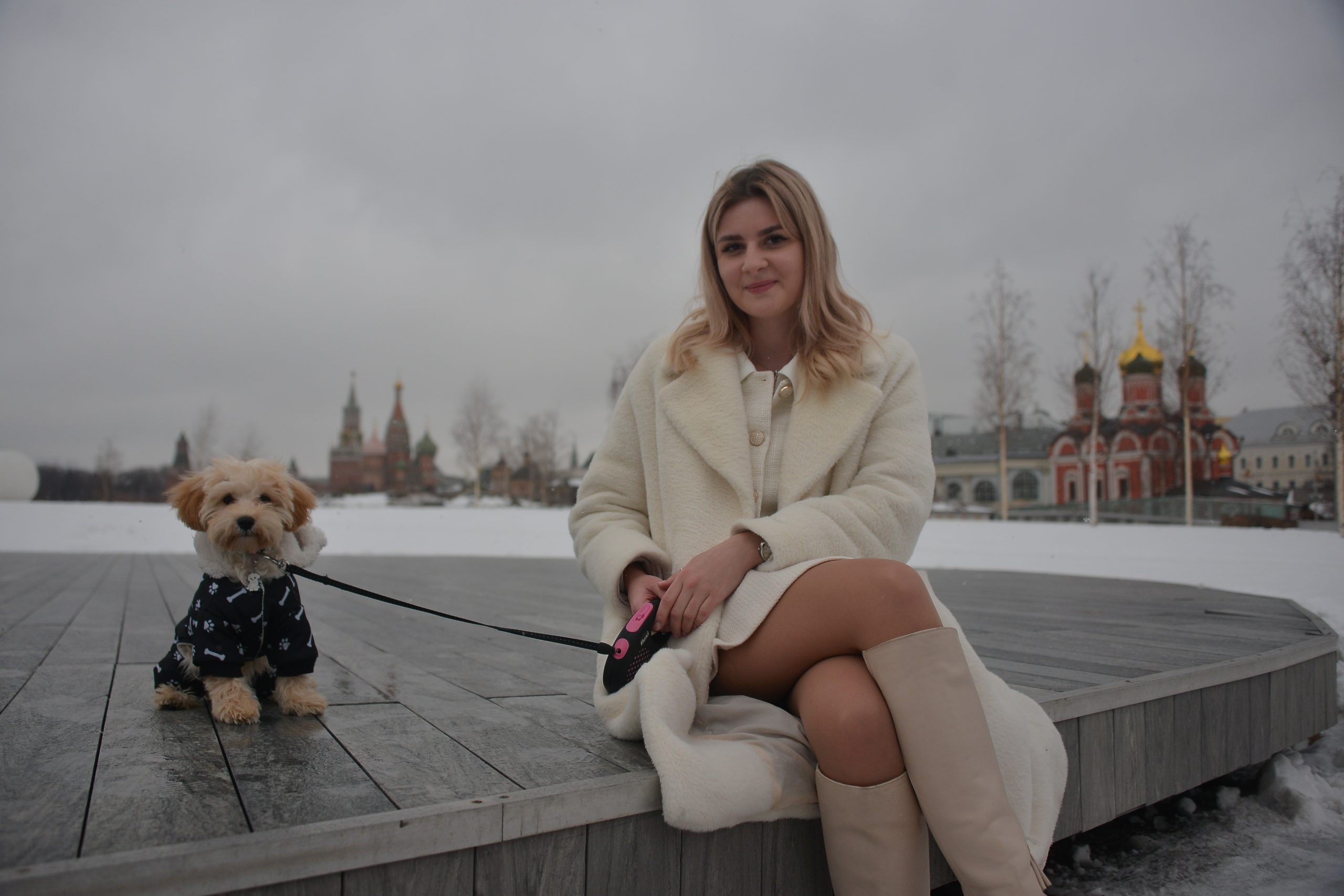 Дама с собачкой в парке «Зарядье». Фото: Анна Малакмадзе, «Вечерняя Москва»