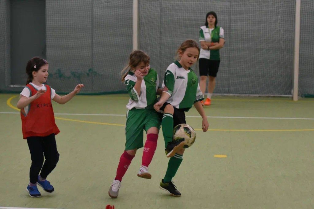 Юные и спортивные: тренировки для девочек стартовали в Московской футбольной академии
