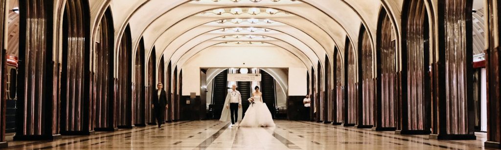 Ах, эта свадьба: три пары поженились ночью на станции метро «Маяковская»