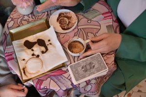 Все, что нужно для предсказания — молотый кофе, небольшая чашка, блюдце, салфетка и немного фантазии. Фото: Анна Малакмадзе, «Вечерняя Москва»