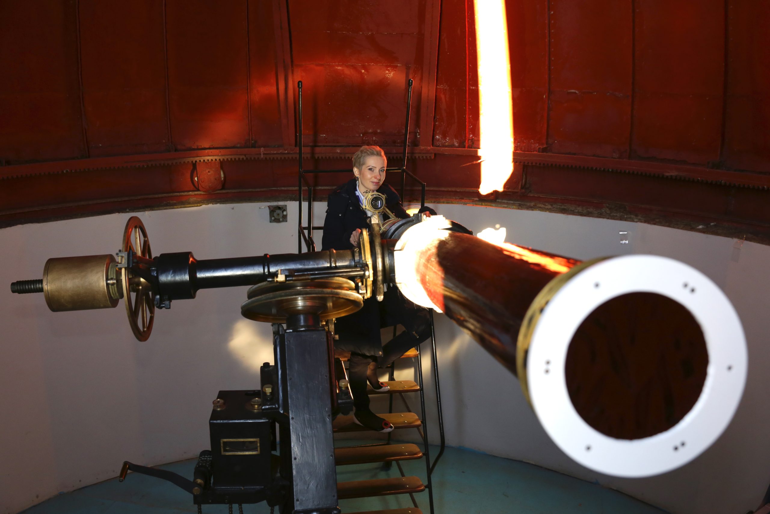 10 декабря 2021 года. Елизавета Каменева с помощью мощного телескопа собирается рассматривать созвездия. Фото: Анатолий Цымбалюк, «Вечерняя Москва»
