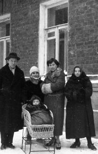 1924–1925 годы. Будущие дедушка (слева), бабушка (вторая справа) и мама (в коляске) Михаила Гребнева. Фото: семейный архив Михаила Гребнева