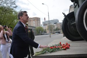 Алексей Буденный на открытии барельефа в память о своем деде. Фото: Анна Малакмадзе, «Вечерняя Москва» 