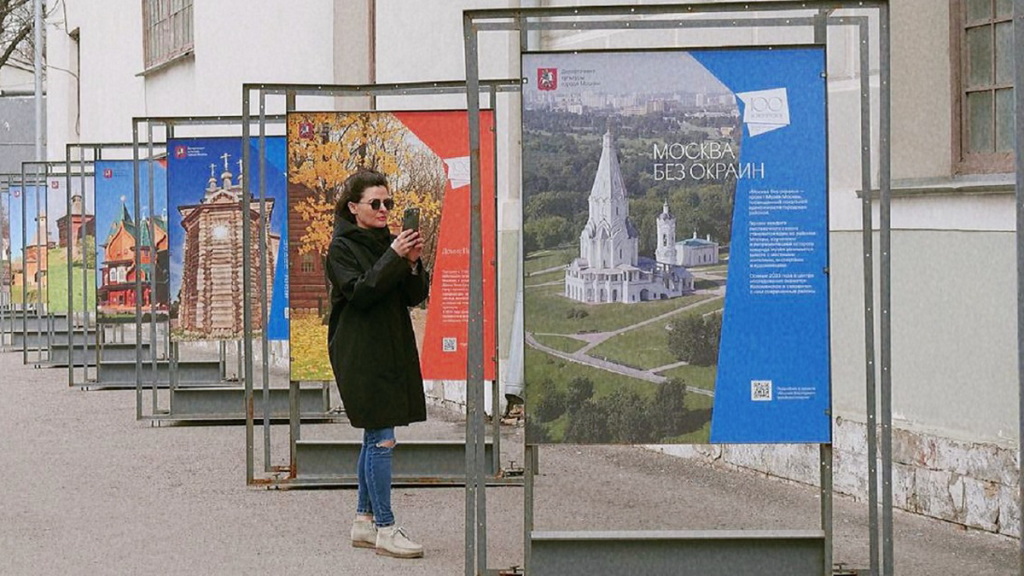 Экспозиция посвящена прогулкам по «Коломенскому». Фото: сайт мэра Москвы