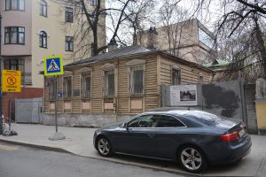 12 апреля 2023 года. Дом № 9 в Мансуровском — он одноэтажный, деревянный Фото: Анна Малакмадзе, «Вечерняя Москва» 