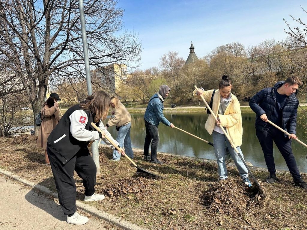 Юные парламентарии Таганского района очистили территорию Новоспасского пруда. Фото: страница Молпалаты в социальных сетях