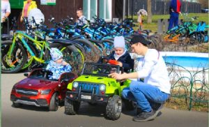 Малыши готовятся к первому заезду на электромобилях в ландшафтном парке «Митино». Фото: T.ME/MOS/SOBYANIN