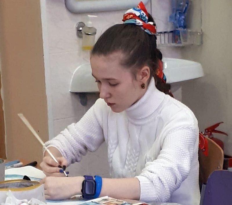 Юная художница Злата Баранцева за работой. Фото: MOS.RU 