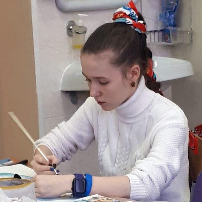 Юная художница Злата Баранцева за работой. Фото: MOS.RU