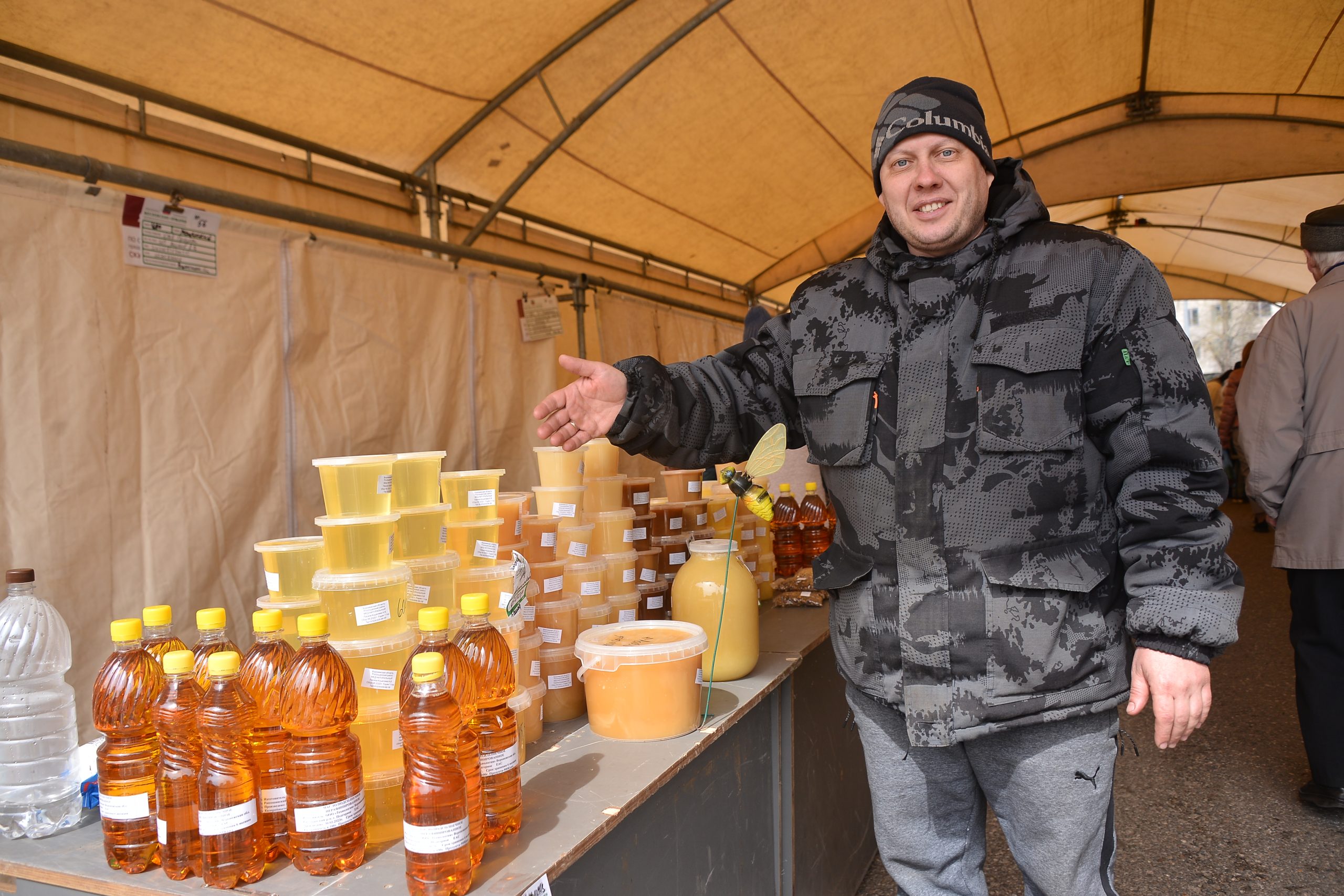 15 апреля 2023 года. На ярмарке на улице Щепкина фермер Александр Кошелев предлагает натуральный мед. Фото: Анна Малакмадзе, «Вечерняя Москва»