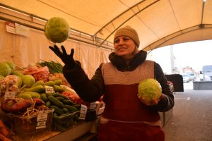 На ярмарке на улице Щепкина Елена Шаркунас продает свежие овощи. Фото: Анна Малакмадзе, «Вечерняя Москва»