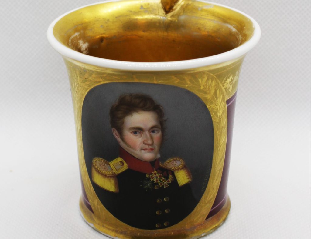 Чашка фарфоровая с миниатюрным портретом майора Апшеронского пехотного полка. Фото: пресс-служба Музея Тропинина