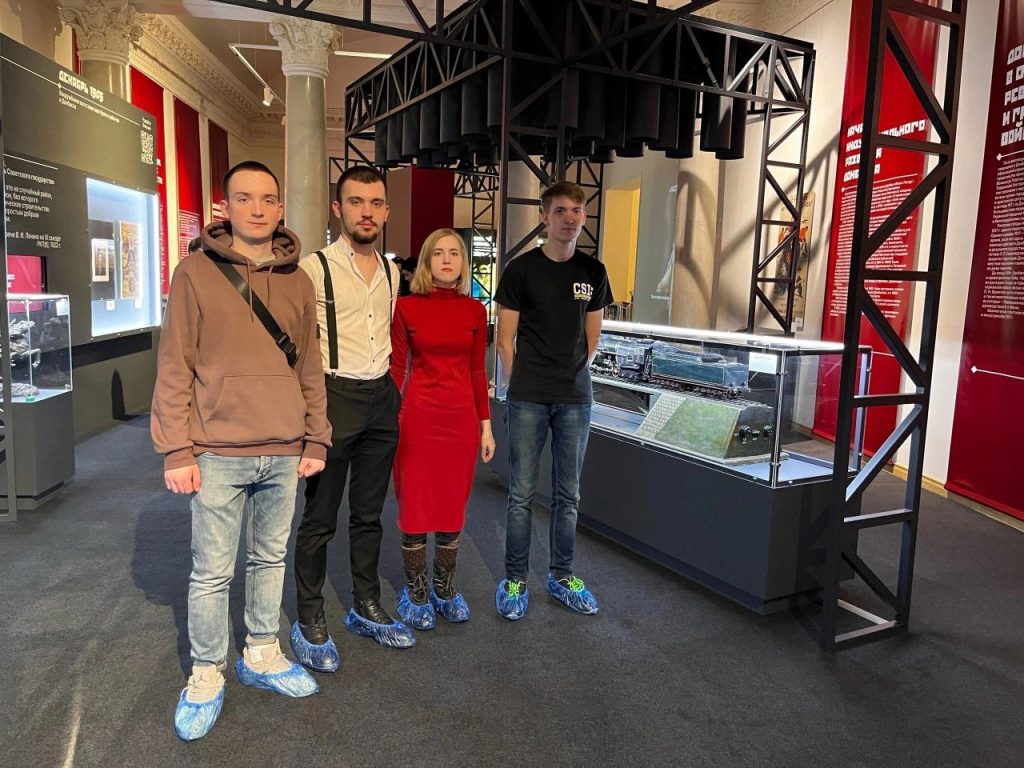 Представители Молпалаты Пресненского района побывали на выставке об истории Донбасса