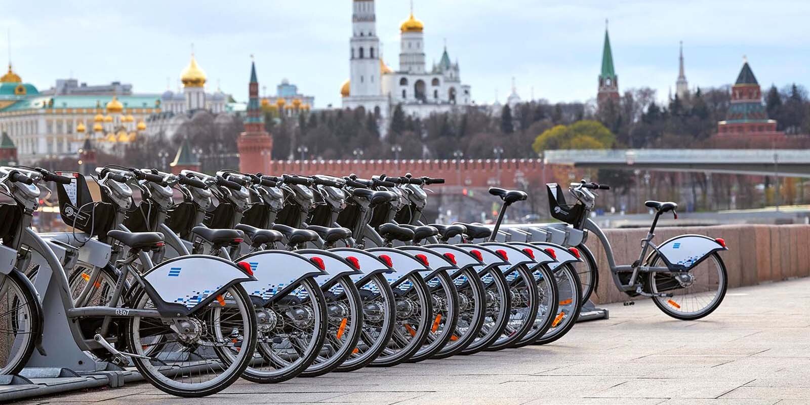 Всего в столице появятся места для шести тысяч велосипедов или 12 тысяч самокатов. Фото: сайт мэра Москвы