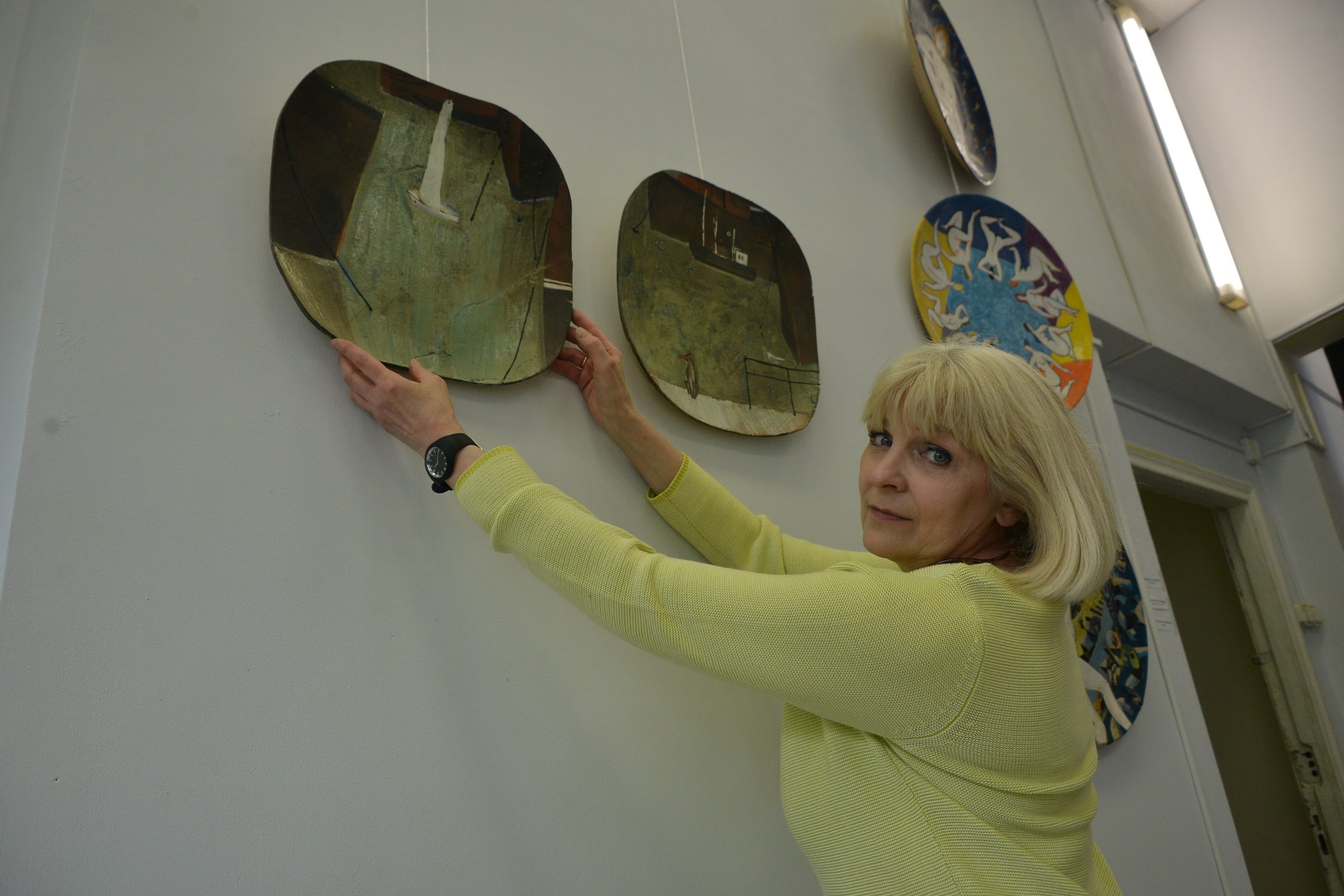 В выставочном зале АХДИ на Арбате, 21: керамистка Елена Мач с экспонатами. Фото: Анна Малакмадзе