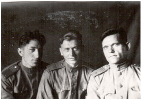 Владимир Петрович Куклев (слева) с фронтовыми товарищами. Фото из личного архива