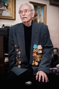  Борис Евграфович Годов бережно хранит все медали и ордена. Фото из личного архива