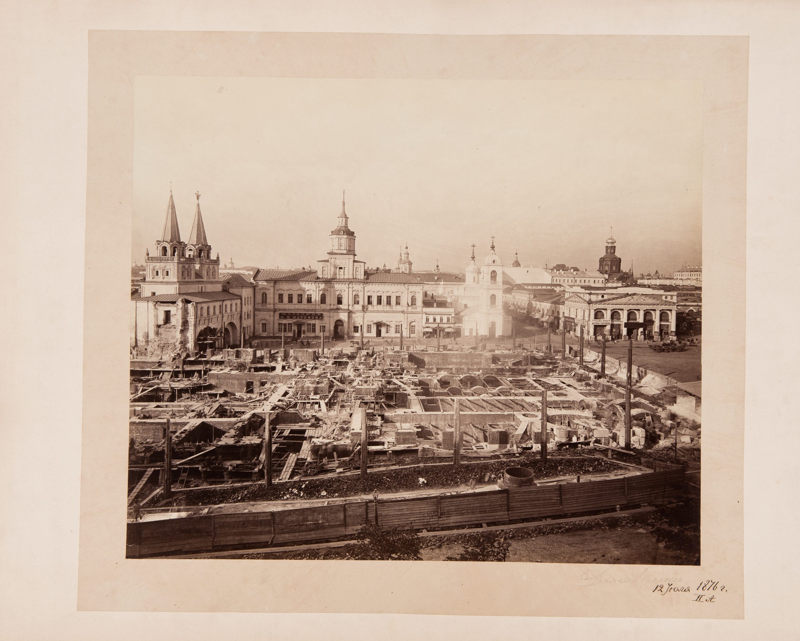 12 июня 1876 года. Стройка длится почти год и продлится еще почти семь лет. Фото: Собрание Государственного исторического музея 