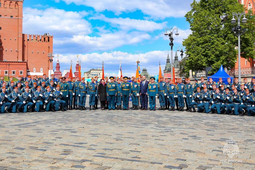 Парадные расчеты МЧС России приняли участие в торжественных шествиях по всей стране