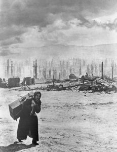 Мурманск в июне 1942 года, после бомбежки. Фото: Евгений Халдей