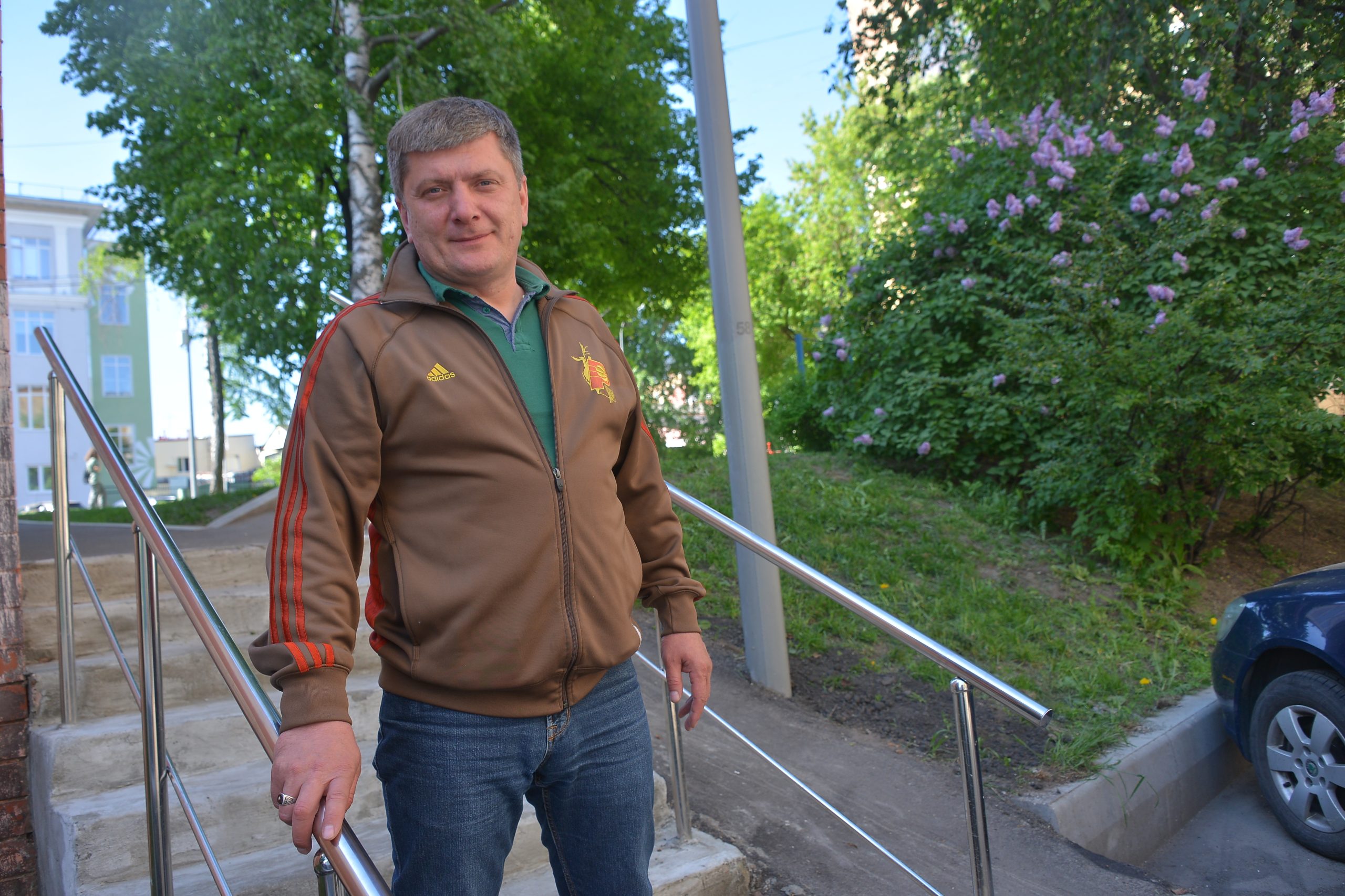 Начальник участка Эмиль Хасянов лично проверил, как отремонтировали лестницу возле дома. Фото: Анна Малакмадзе, «Вечерняя Москва»