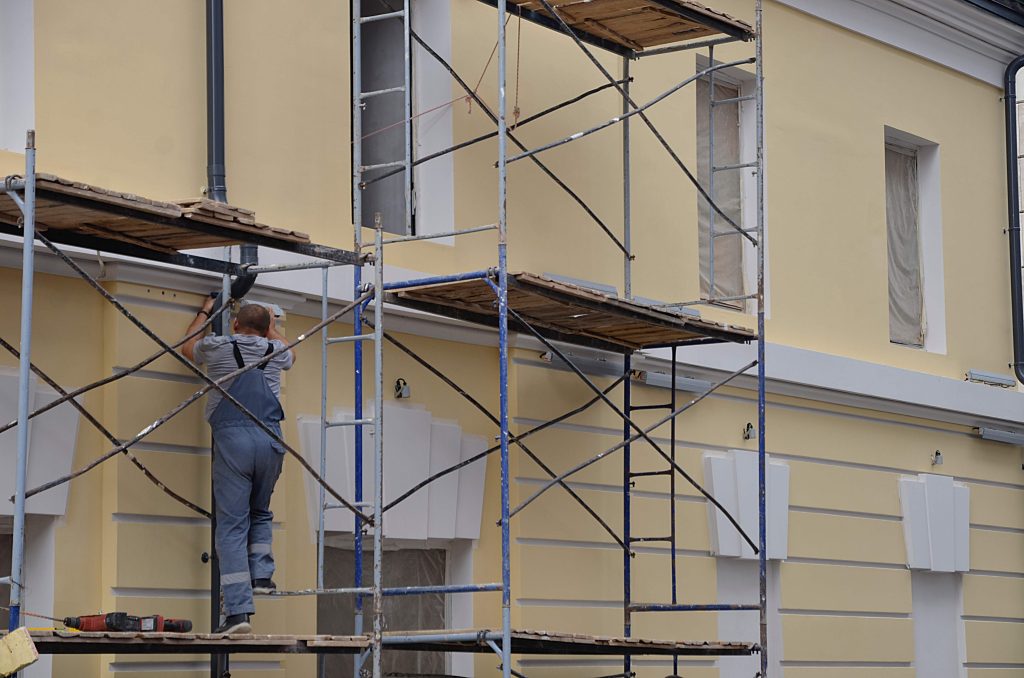 Капитальный ремонт дома на Краснопресненской набережной стартовал в столице