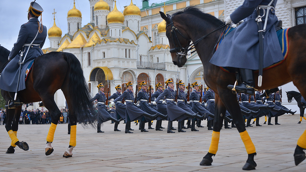 Церемонию проводят в теплое время года каждую субботу. Фото: Анна Малакмадзе, «Вечерняя Москва»