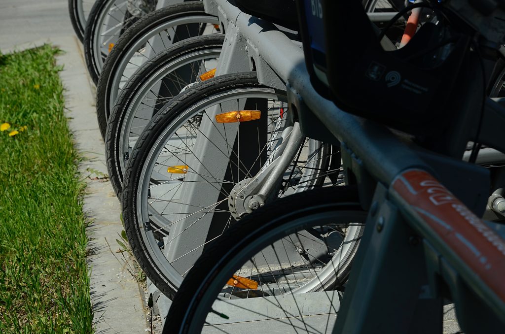 Более 550 велопарковок установили в наиболее популярных городских местах
