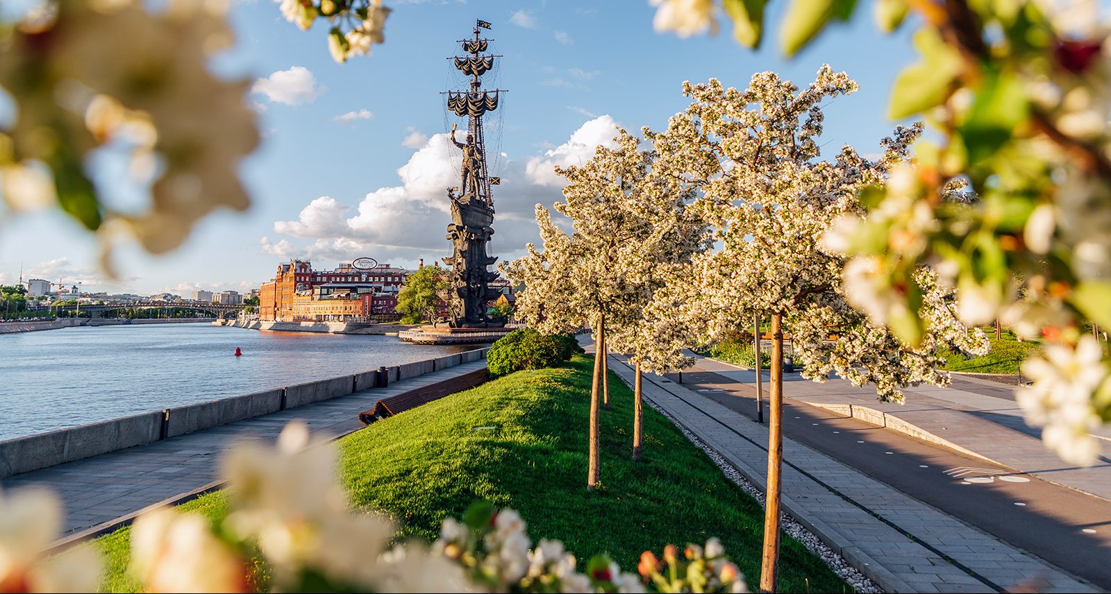 Слева от сцены «Таблетка» в саду имени Николая Баумана горожане могут встретить несколько сортов декоративных яблонь. Фото: сайт мэра Москвы