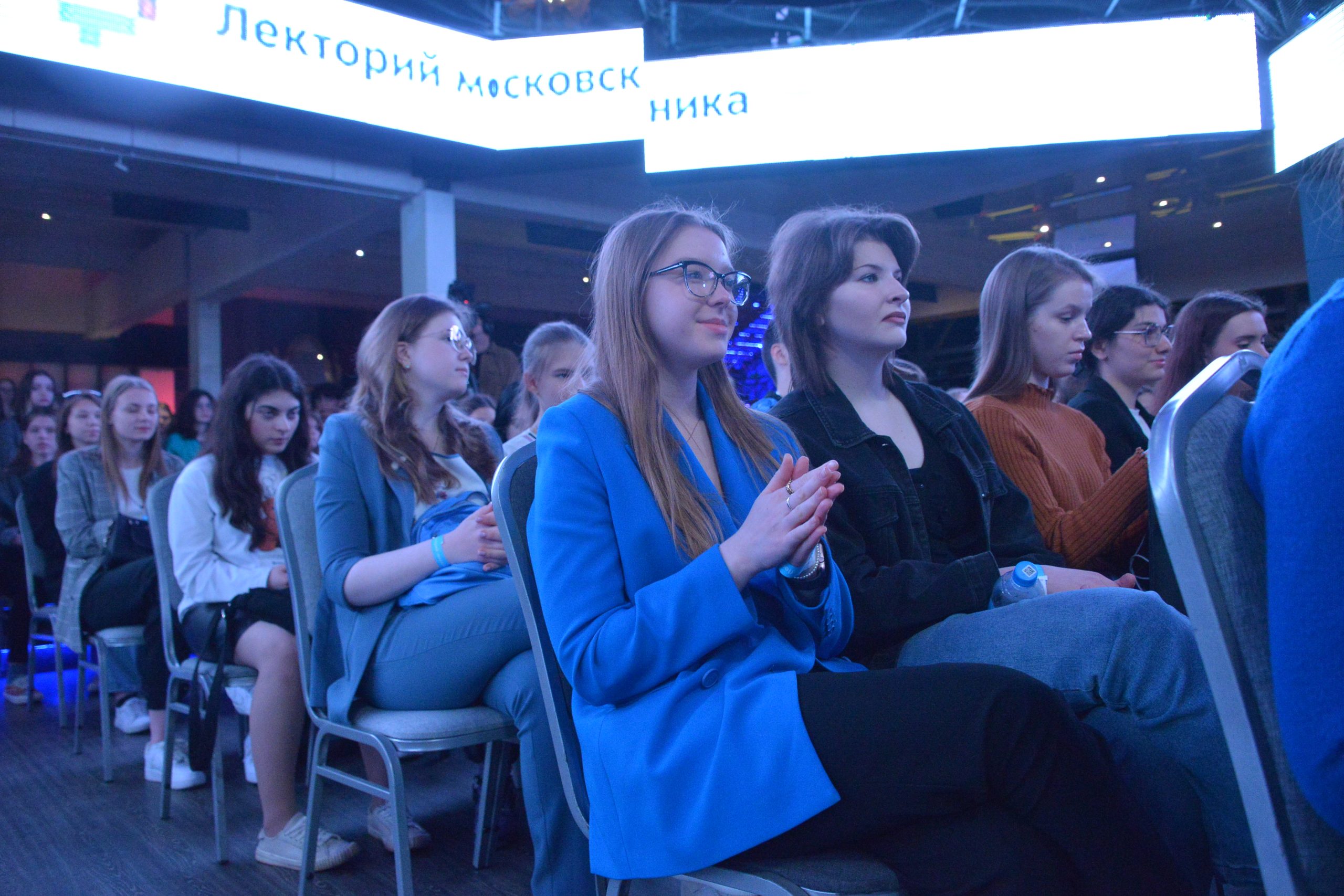15 мая 2023 года. Школьники пришли на лекцию, чтобыузнать, как настроиться на сдачу ЕГЭ. Фото: Анна Малакмадзе, «Вечерняя Москва»