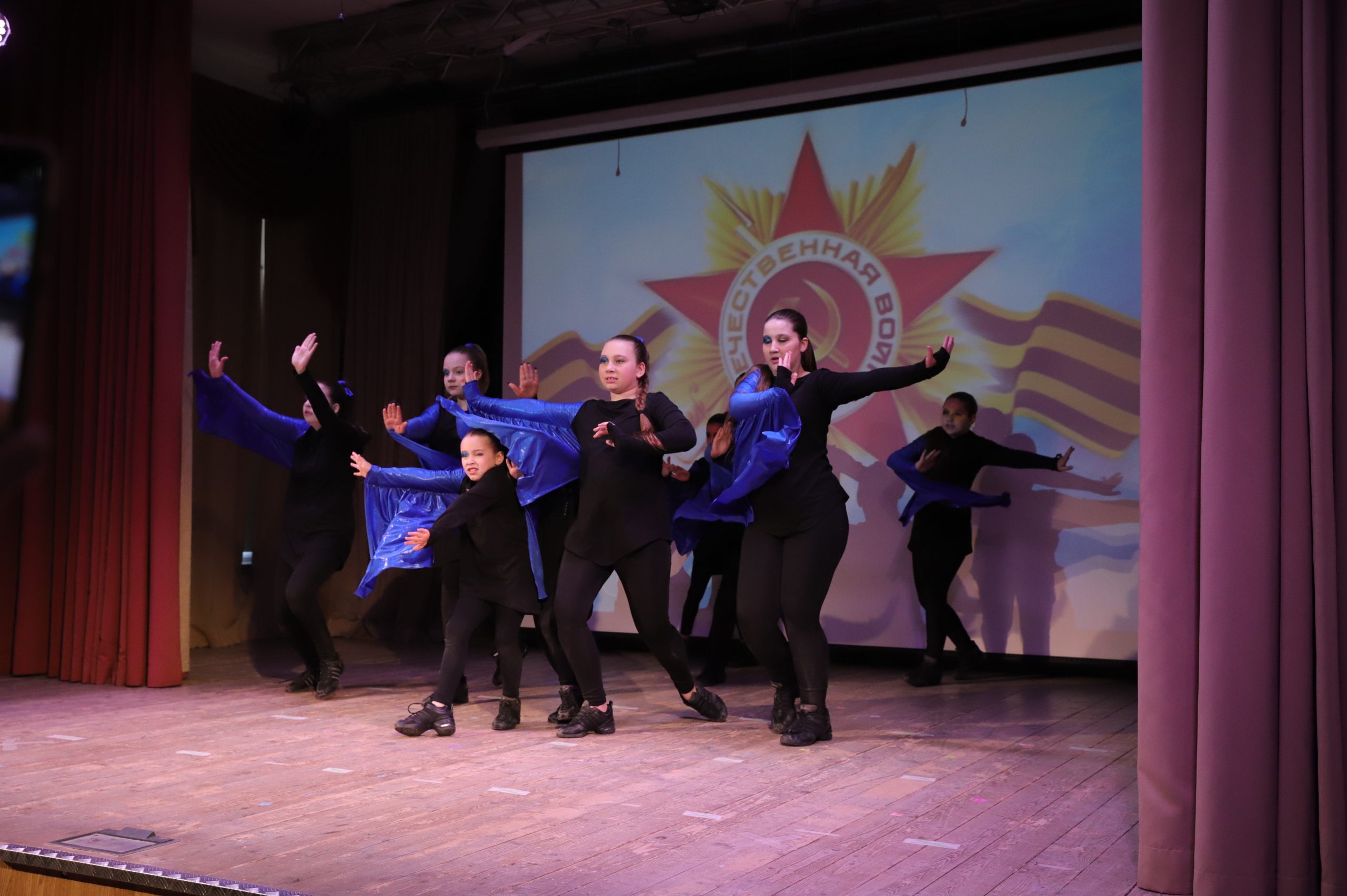Артистки танцевального коллектива Victoria dance выступили перед ветеранами и гостями праздника. Фото: Анатолий Цымбалюк, «Вечерняя Москва»