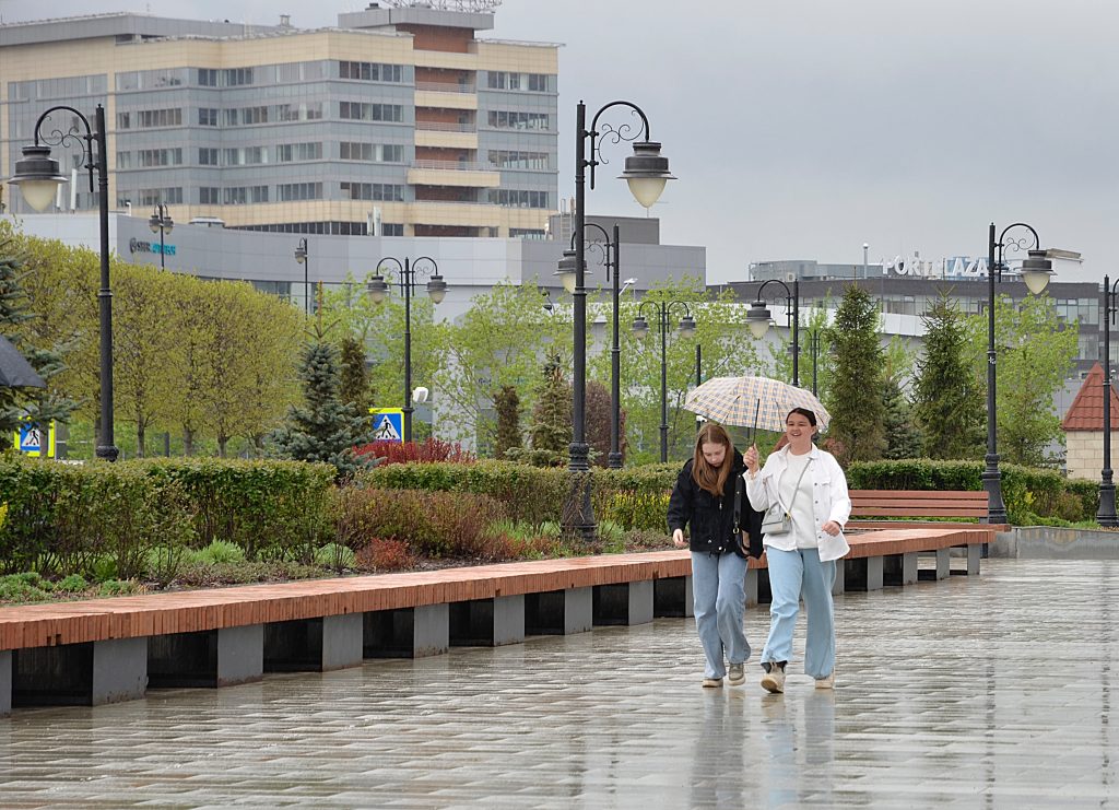 Теплая и дождливая погода установится в Москве в воскресенье