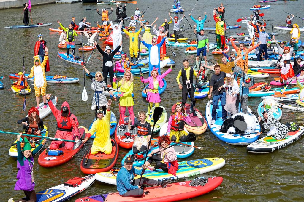Участие в заплыве на сапбордах на фестивале «Рыбная неделя в Москве» приняли свыше 600 человек