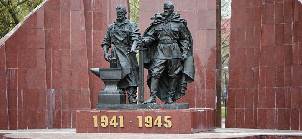 Памяти героев войны: какие памятники обновят в центре столицы в этом году
