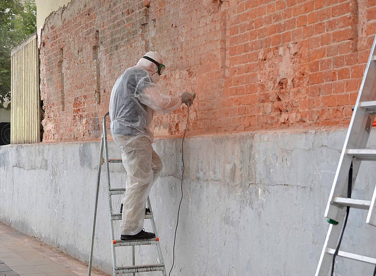 На финальном этапе специалисты окрасят фасад согласно колористическому решению. Фото: Анна Быкова, «Вечерняя Москва»