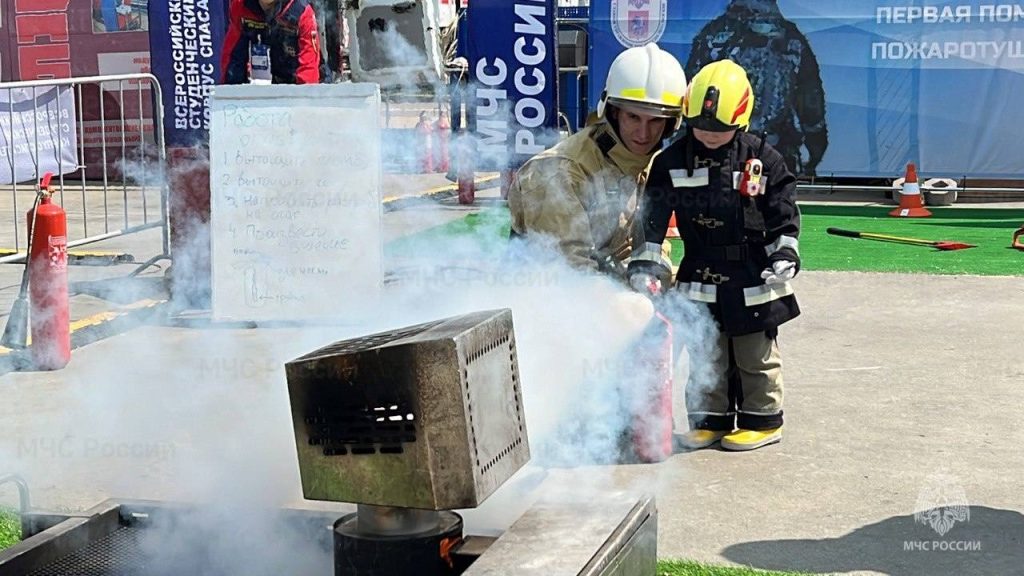 В рамках Международного салона состоялись мастер-классы по пожарной безопасности в быту и использованию огнетушителей