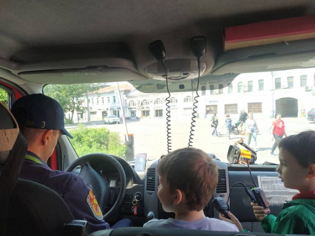 С коллегами и детьми – в гости к пожарным