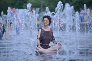 27 июня 2022 года. Адель Адамова спасается от жары в фонтанах «Музеона». Фото: Анна Малакмадзе, «Вечерняя Москва»