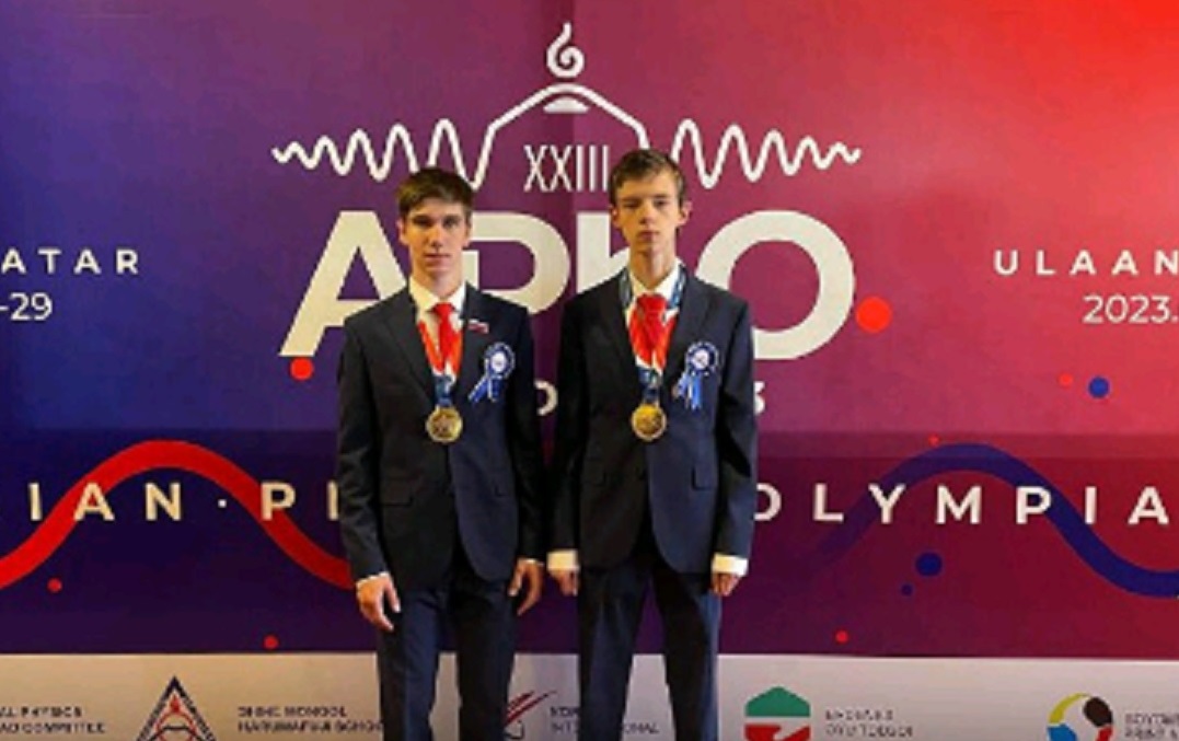 Вячеслав Бобков (слева) и Егор Потапов после награждения. Фото: t.me_mos_sobyanin