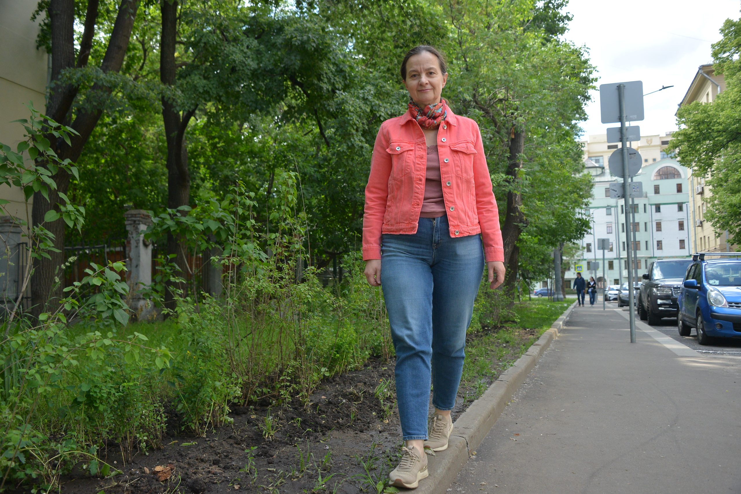 Анна Бутова прогуливается вдоль новой живой изгороди во дворе дома № 19 в 1-м Спасоналивковском переулке. Фото: Анна Малакмадзе, «Вечерняя Москва»