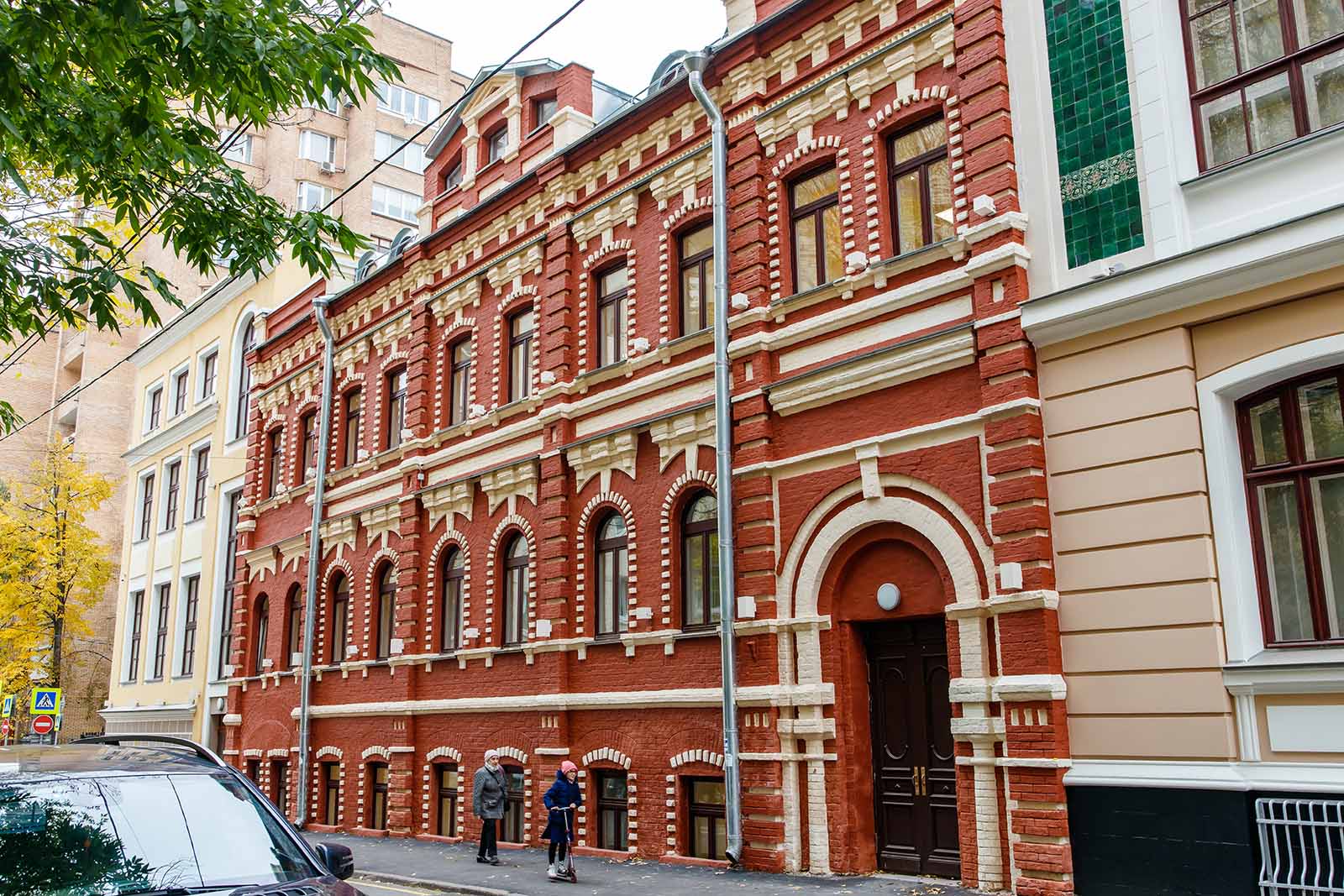 В 2021 году зданию в ходе реставрации вернули фасаду первоначальный вид. Фото: сайт мэра Москвы 