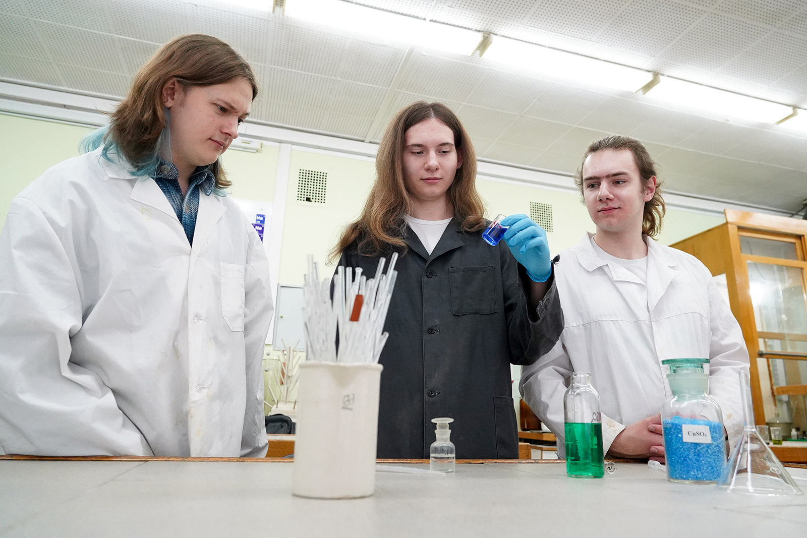 Школьники продемонстрировали знания в практической органической и неорганической, физической и аналитической химии. Фото: сайт мэра Москвы