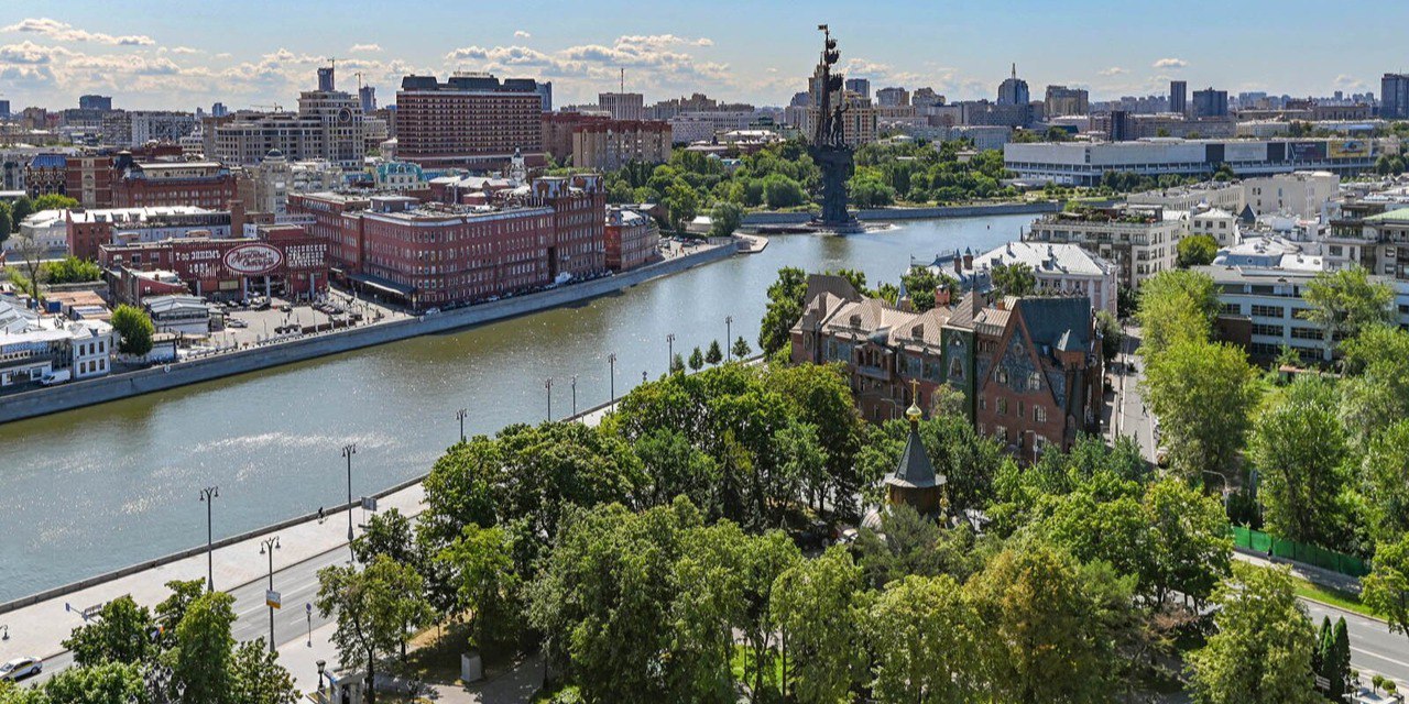 В летний период промывка мостов и памятников в Москве производится один раз в месяц. Фото: сайт мэра Москвы