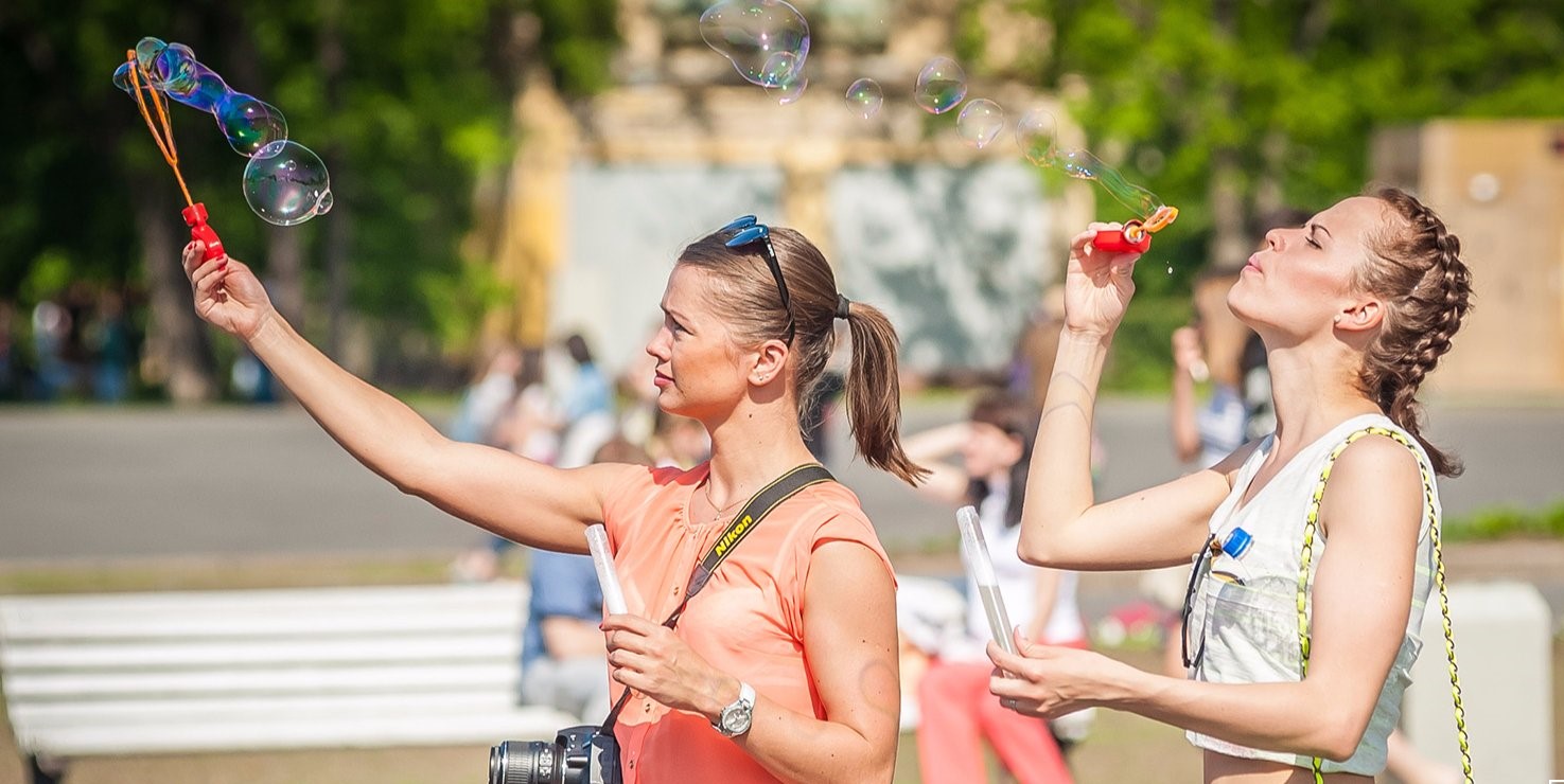 Для юных гостей подготовили различные загадки, трюки, а также салют и пену из пузырей. Фото: сайт мэра Москвы 