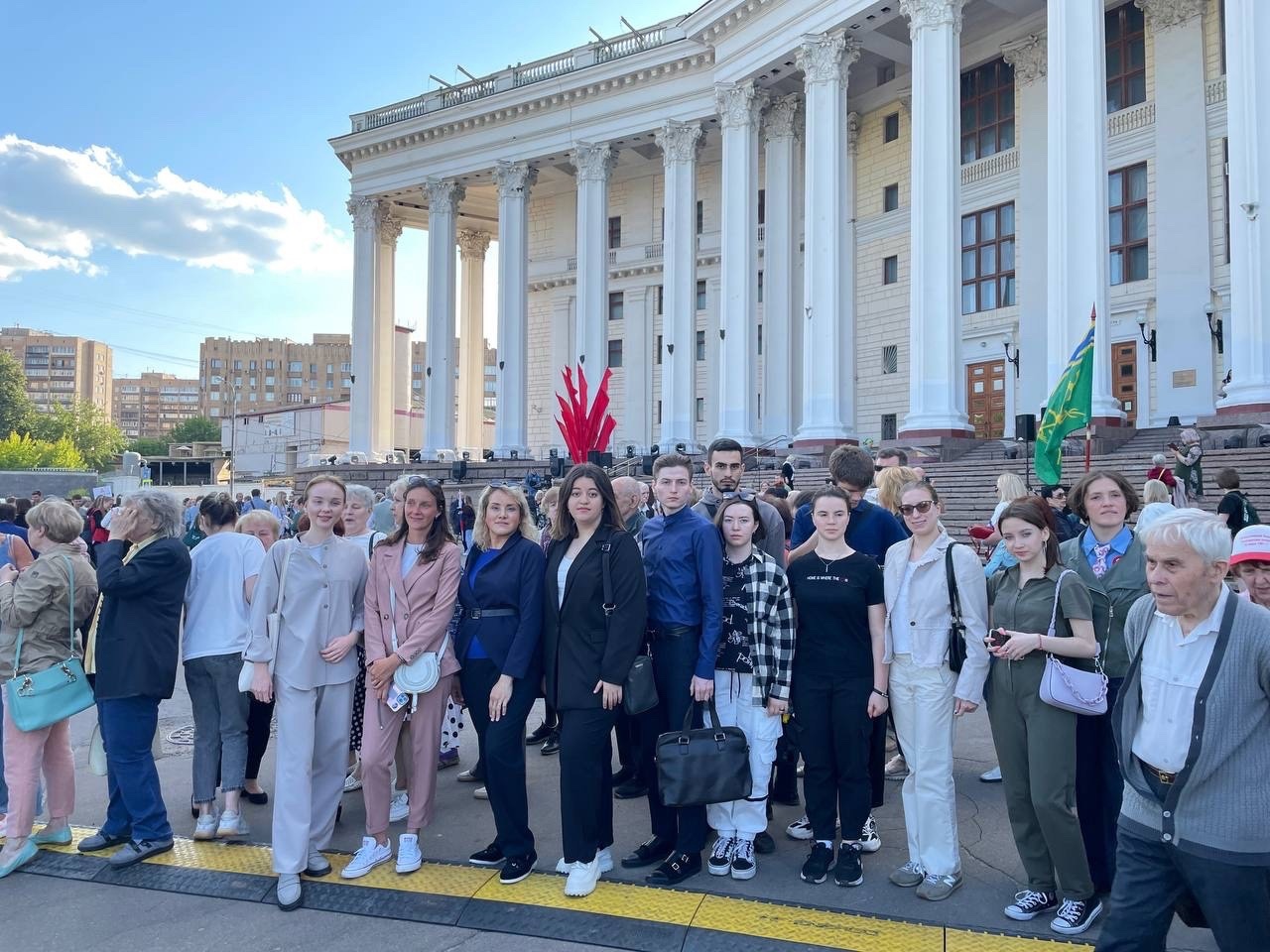 После уличной программы активисты посетили Центральный академический театр Российской армии. Фото: официальная страница Молодежной палаты в социальных сетях 