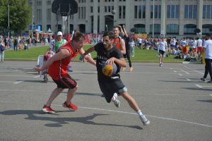 На баскетбольном поле играли Константин Русев и Дмитрий Бобылев